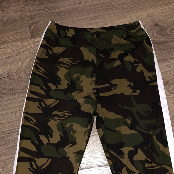 NEW!  Comfy & On Trend Side Stripe Camo Leggings - Picture 7 of 8